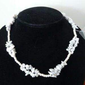 Howlite halssnoer uit splitkralen.